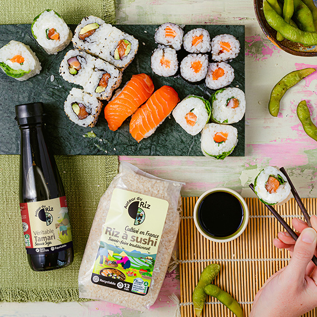 Makis et sushis trempés dans la sauce soja Tamari bio