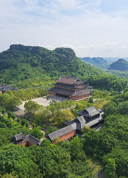 Paysages verdoyants au Vietnam avec des temples