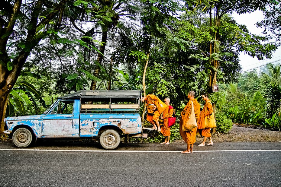Moines bouddhistes sur une petite route en Asie