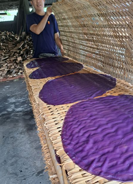 Confection de feuilles de riz traditionnelles violettes au Vietnam